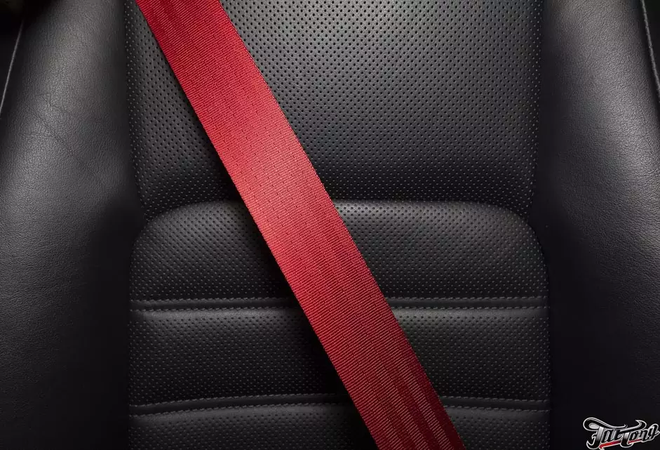Lexus IS. Установка красных ремней безопасности.